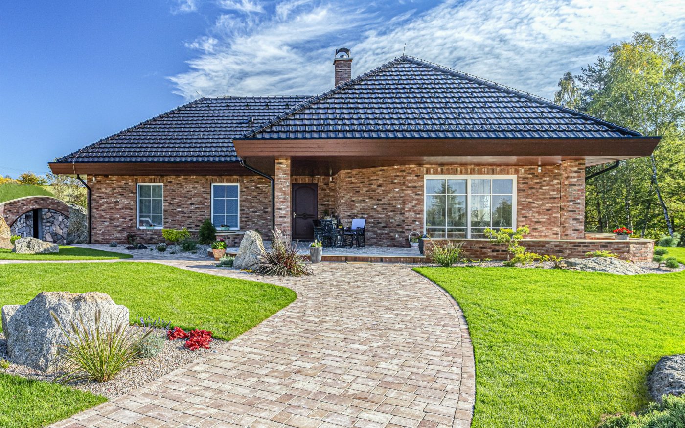 Reference rodinný dům Karlovarský kraj 2019 - střešní krytina Tondach Stodo 12 glazura Amadeus černá & Porotherm 44 EKO + Profi & Terca Renaissance | Wienerberger