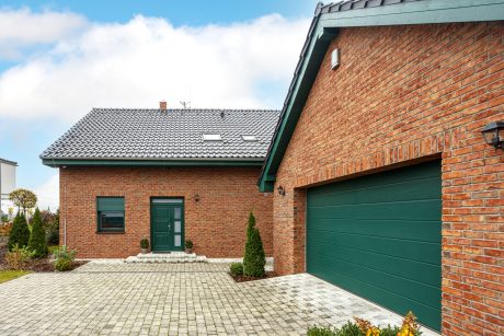 Rodinný dům Plzeňský kraj 2018 | Reference Terca a Tondach - lícové cihly Terca Trentino se šedou spárou a střešní taška Tondach Samba 11 antracit