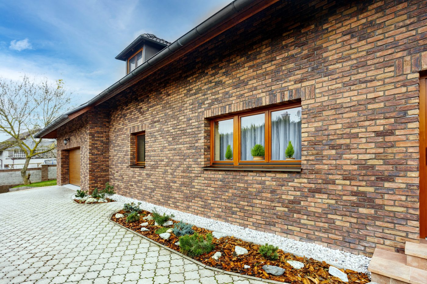 Reference rodinný dům Plzeň 2020 - Agaat + antracit spára Porotherm 44 bez zateplení | Wienerberger