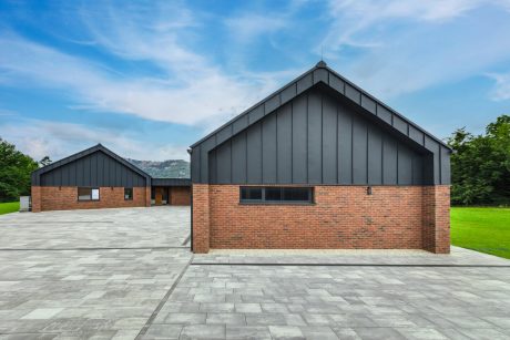 Reference rodinný dům Moravskoslezský kraj 2021 - cihly Porotherm 44 Profi a 25 AKU; lícové oblkadové pásky Kastanjebruin | Wienerberger