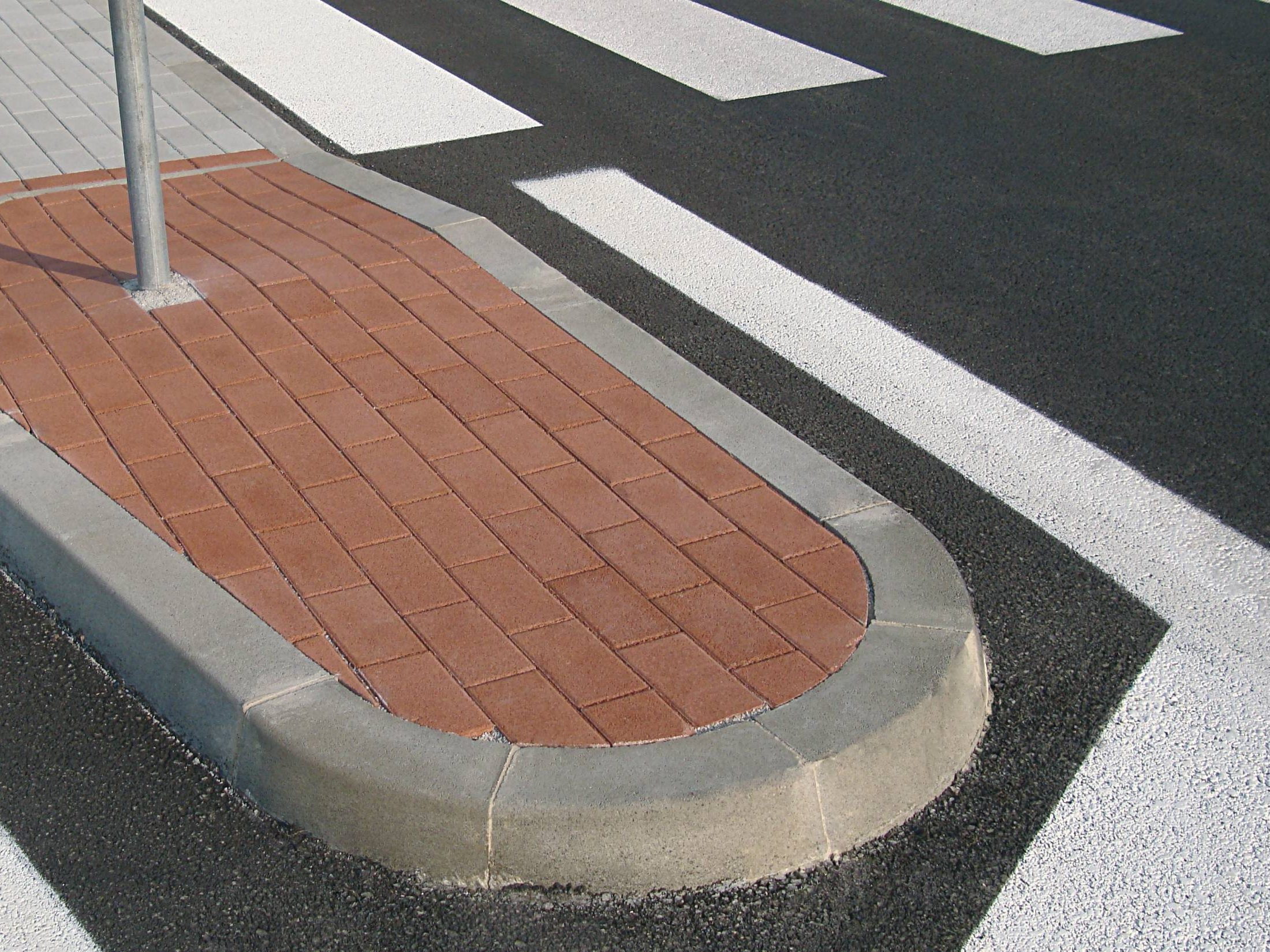 reference Silniční obrubník oblý vnější šedá