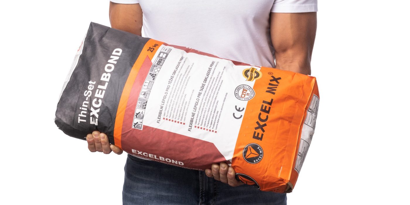 Mladý muž držící v ruce lepidlo Excelbond - příslušenství Terca, Wienerberger