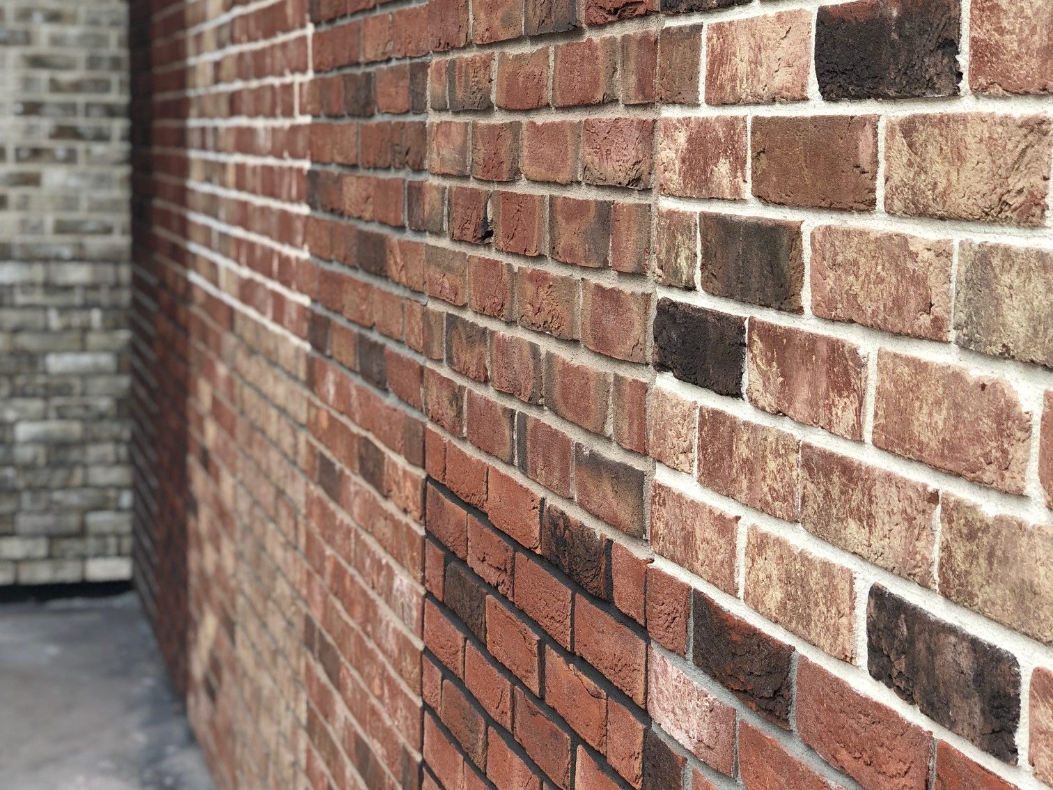 Stěna s lícovými cihlami Terca ve vzorkovně v Jirčanech (2019)