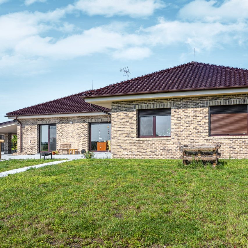 Reference rodinný dům Nymburk 2020 - cihly Porotherm 30 PD na maltu Profi, střešní tašky Tondach Samba 12 glazura Amadeus hnědá, lícové cihly Terca Abote, obkladové pásky Terca Abote | Wienerberger