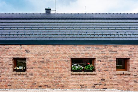 Reference rodinný dům Sázava 2018 - střešní krytina Tondach Figaro Deluxe glazura Amadeus šedá & Terca Kashtan | Wienerberger