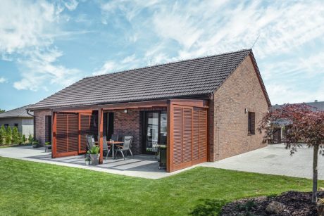 Reference rodinný dům Ústecký kraj 2020 - cihly Porotherm 38 T Profi, střešní krytina Tondach Hranice 11 engoba černá, lícové cihly Terca Kastanjebruin, obkladové pásky Terca Kastanjebruin | Wienerberger