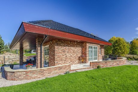 Reference rodinný dům Karlovarský kraj 2019 - střešní krytina Tondach Stodo 12 glazura Amadeus černá & Porotherm 44 EKO + Profi & Terca Renaissance | Wienerberger